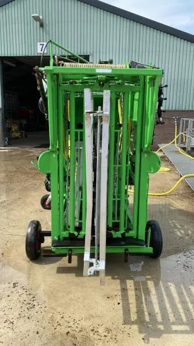 KVK HOOF TRIMMING CHUTE 800-1 (2)